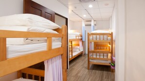 Phòng tập thể, phòng tập thể nam và nữ (6-Bed in Room) | Chăn bông, két bảo mật tại phòng, màn/rèm cản sáng 