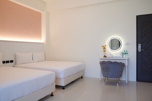 Romantic Quadruple Room, 2 Double Beds | Desk, soundproofing, rollaway beds, free WiFi - Avenue B&B (Hualien City)
