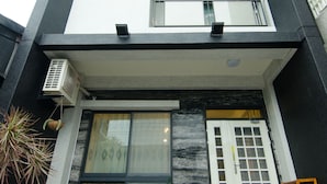 A modern two-story building with a flat roof, large windows, and a balcony. - Avenue B&B (Hualien City)