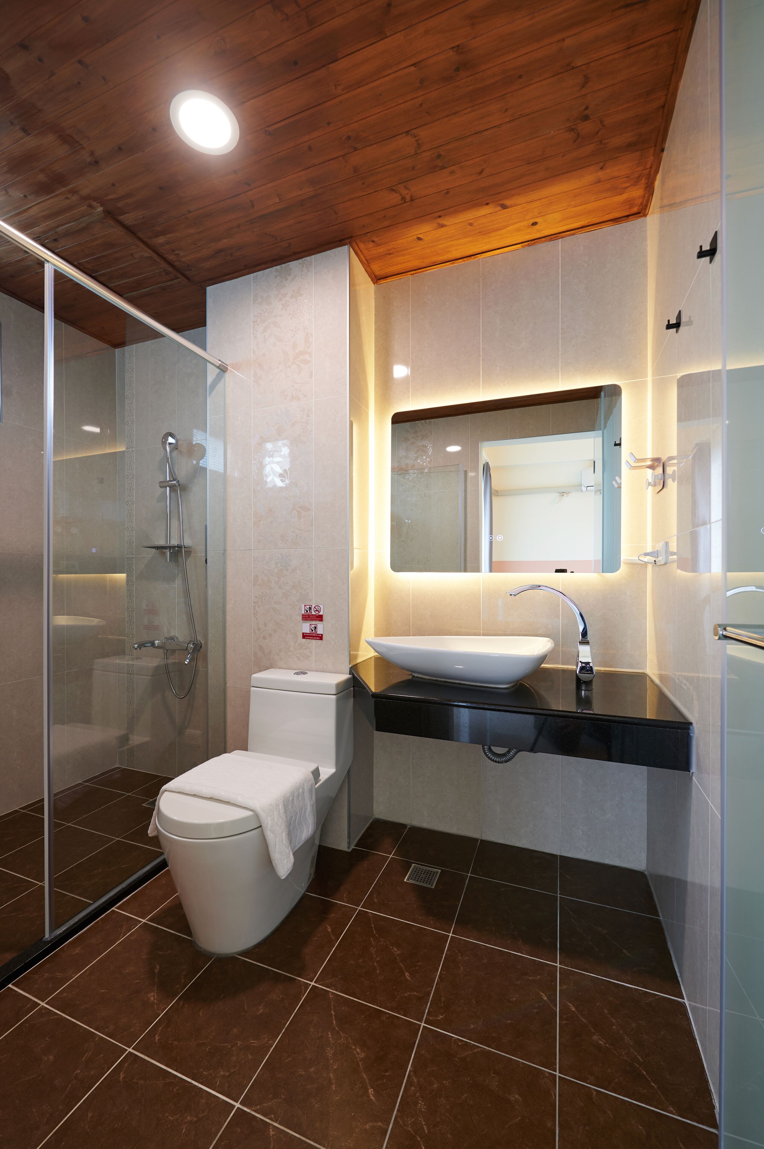 Habitación cuádruple romántica, 2 camas matrimoniales | Baño | Regadera, secadora de cabello, pantuflas, toallas 