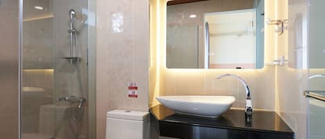 Habitación cuádruple romántica, 2 camas matrimoniales | Baño | Regadera, secadora de cabello, pantuflas, toallas