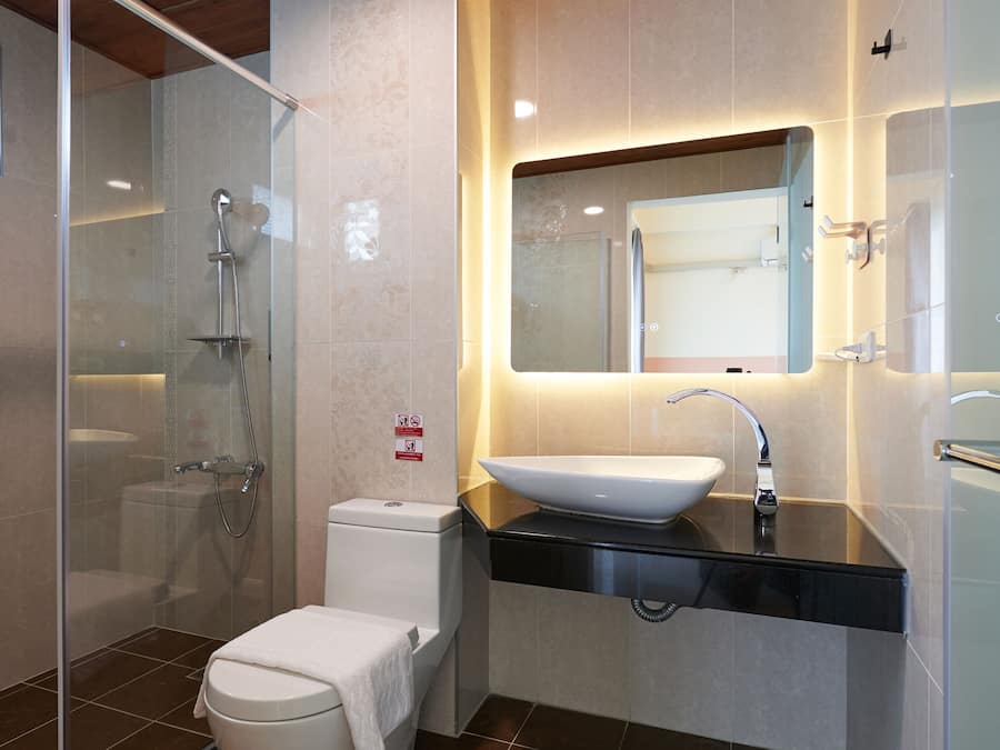 Vierbettzimmer, 2 Doppelbetten | Badezimmer | Dusche, Haartrockner, Hausschuhe, Handtücher