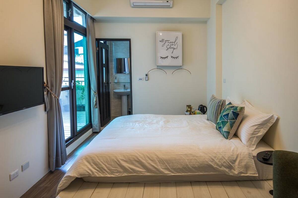 Blackout curtains, rollaway beds, free WiFi, bed sheets