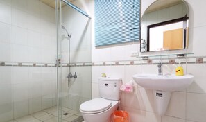 Standard Double Room | Bathroom | Free toiletries, hair dryer, slippers, towels - Greenpark Homestay (Luodong)