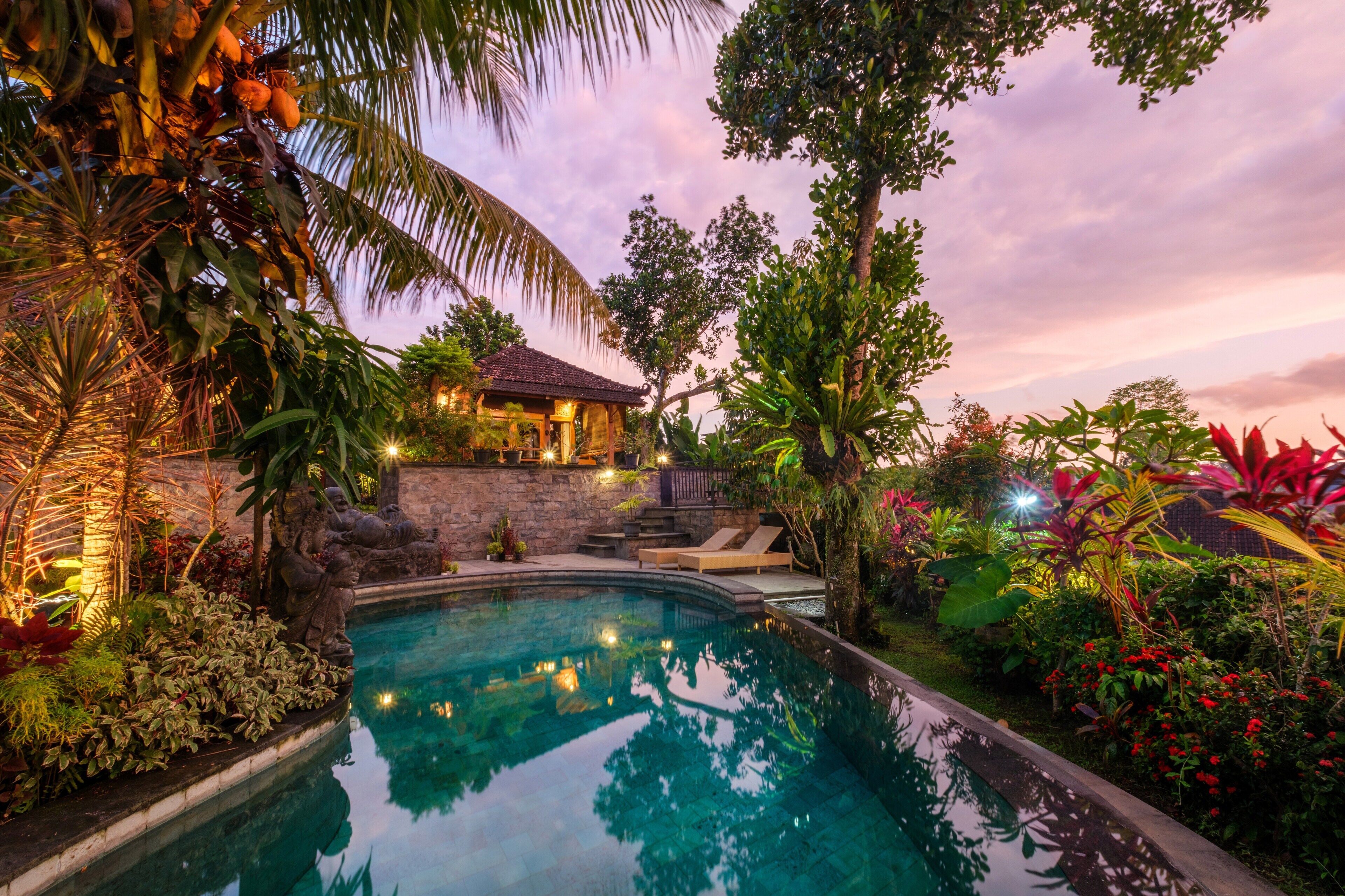 2 piscinas externas, piscina natural, espreguiçadeiras