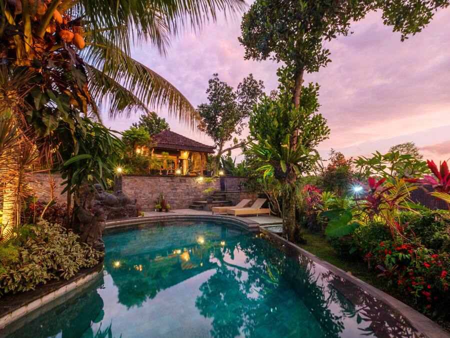 2 piscines a l'aire lliure, piscina natural i gandules