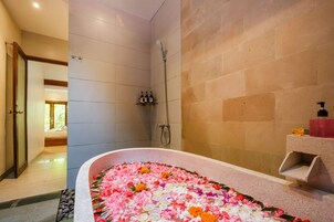 Suite | Deep soaking bathtub