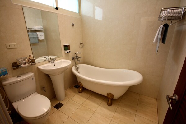 Un baño con inodoro, lavamanos y bañera.