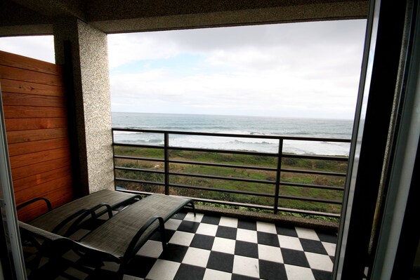 A balcony with a checkered floor and a view of the ocean. - Spray Home B&B (Shoufeng)