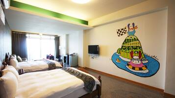 Habitación de hotel con dos camas, un televisor y un mural en la pared.