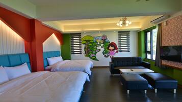 Una habitación de hotel con dos camas, un sofá, un televisor y un mural en la pared.