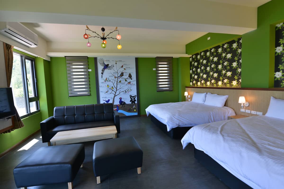 Ropa de cama de alta calidad, escritorio y cortinas blackout