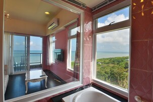 华丽双人房 | 浴室 | 淋浴/盆浴组合、深泡浴缸、吹风机、拖鞋