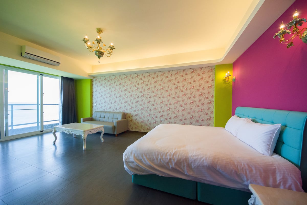 Ropa de cama de alta calidad, escritorio y cortinas blackout