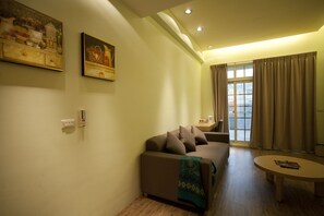 Chambre Quadruple Familiale | Coin séjour | Télévision LCD