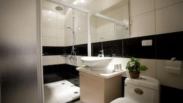 Economy Quadruple Room, 1 Bedroom | Bathroom | Hydromassage showerhead, hair dryer, slippers, towels