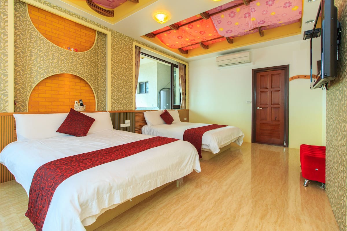 Signature Quadruple Room, Partial Ocean View | Individually decorated, individually furnished, desk, blackout drapes