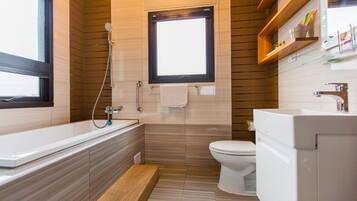 Deep soaking bathtub