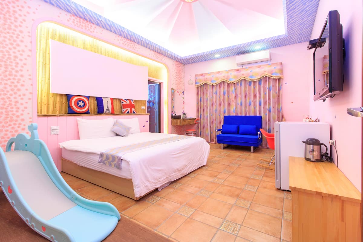 Classic Double Room | Individually decorated, individually furnished, desk, blackout drapes