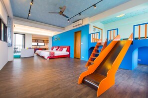Comfort-Vierbettzimmer | Individuell dekoriert, individuell eingerichtet, Schreibtisch