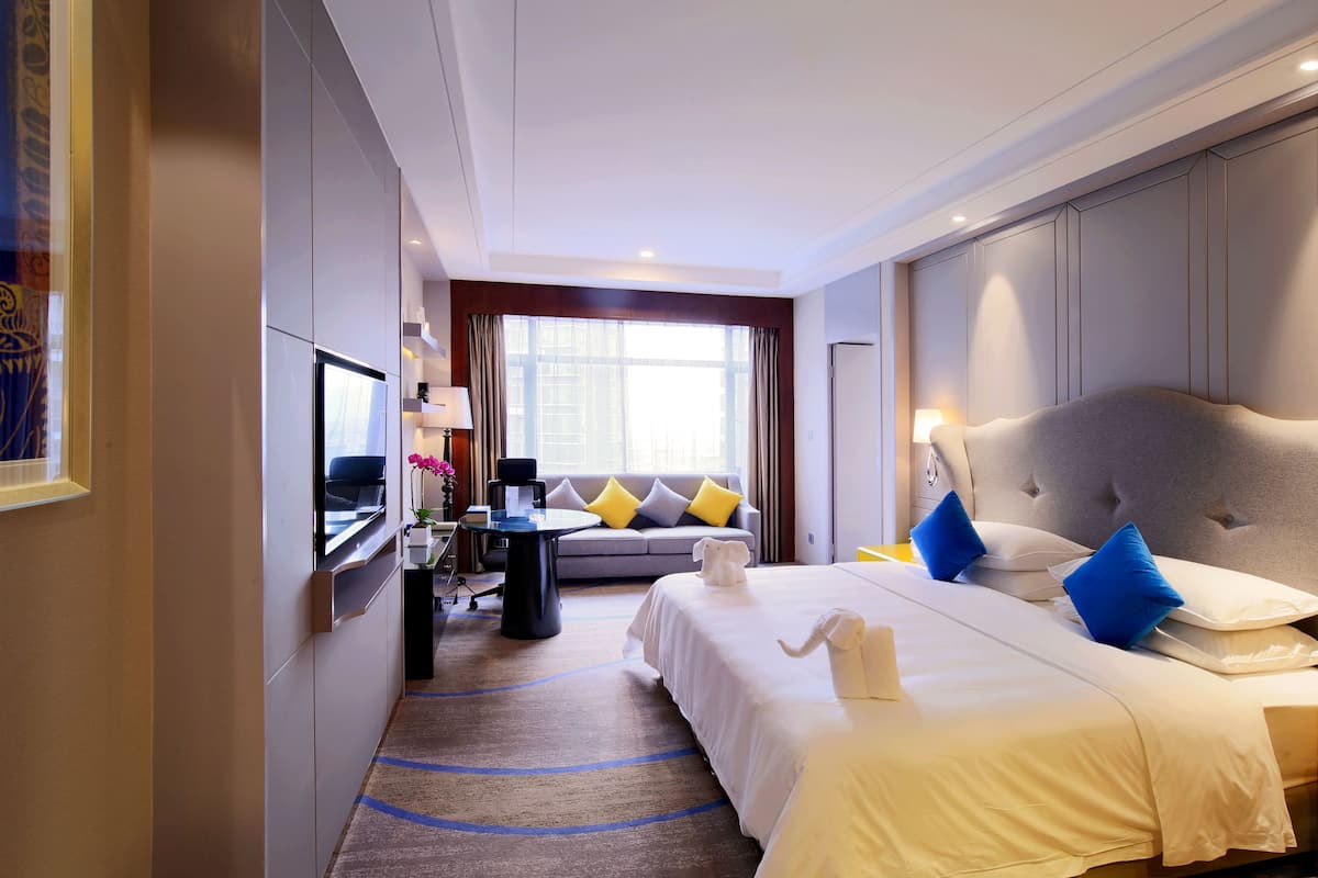 Deluxe King Room | Minibar, in-room safe, desk, blackout drapes