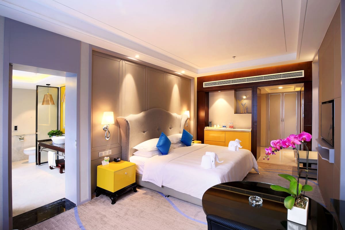 Executive King Room | Minibar, in-room safe, desk, blackout drapes