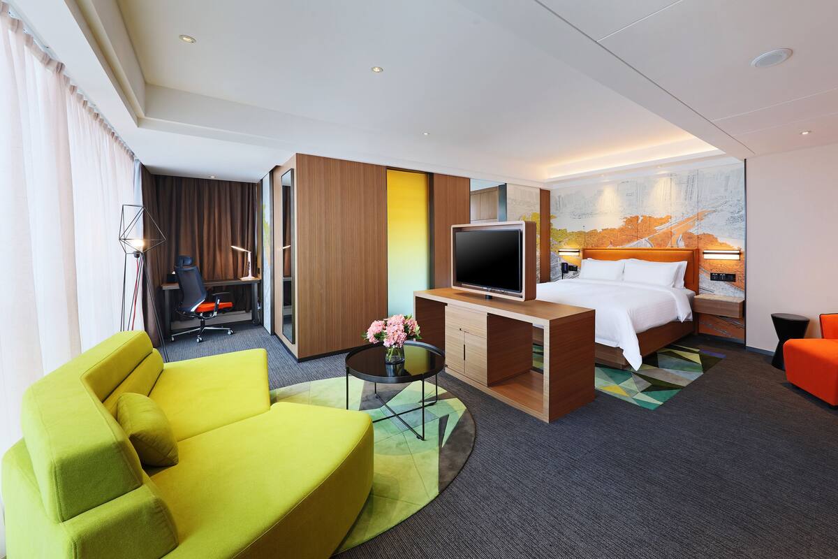 Luxe suite | Luxe beddengoed, een minibar, een bureau, verduisterende gordijnen