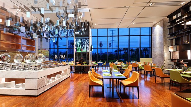 2 restaurants; breakfast, lunch, and dinner served