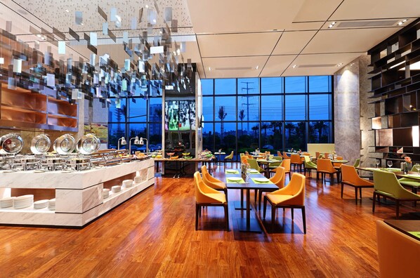 2 restaurants, breakfast, lunch, dinner served; Chinese cuisine - Hampton by Hilton Nanning Jiangnan (Nanning)