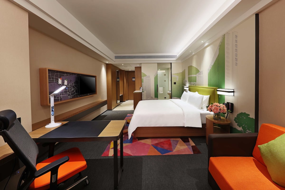 Deluxe kamer (Business) | Luxe beddengoed, een minibar, een bureau, verduisterende gordijnen