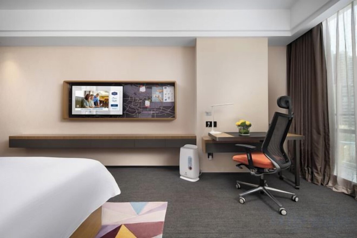 Premium bedding, minibar, desk, blackout curtains