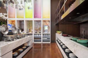 2 restaurants; breakfast, lunch and dinner served  - Hampton by Hilton Nanning Jiangnan (Nanning)