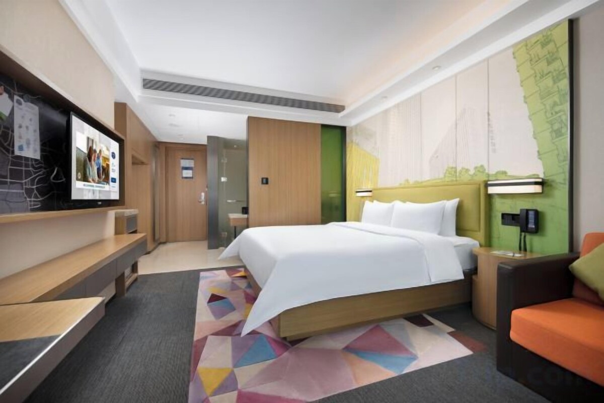 Premium bedding, minibar, desk, blackout curtains