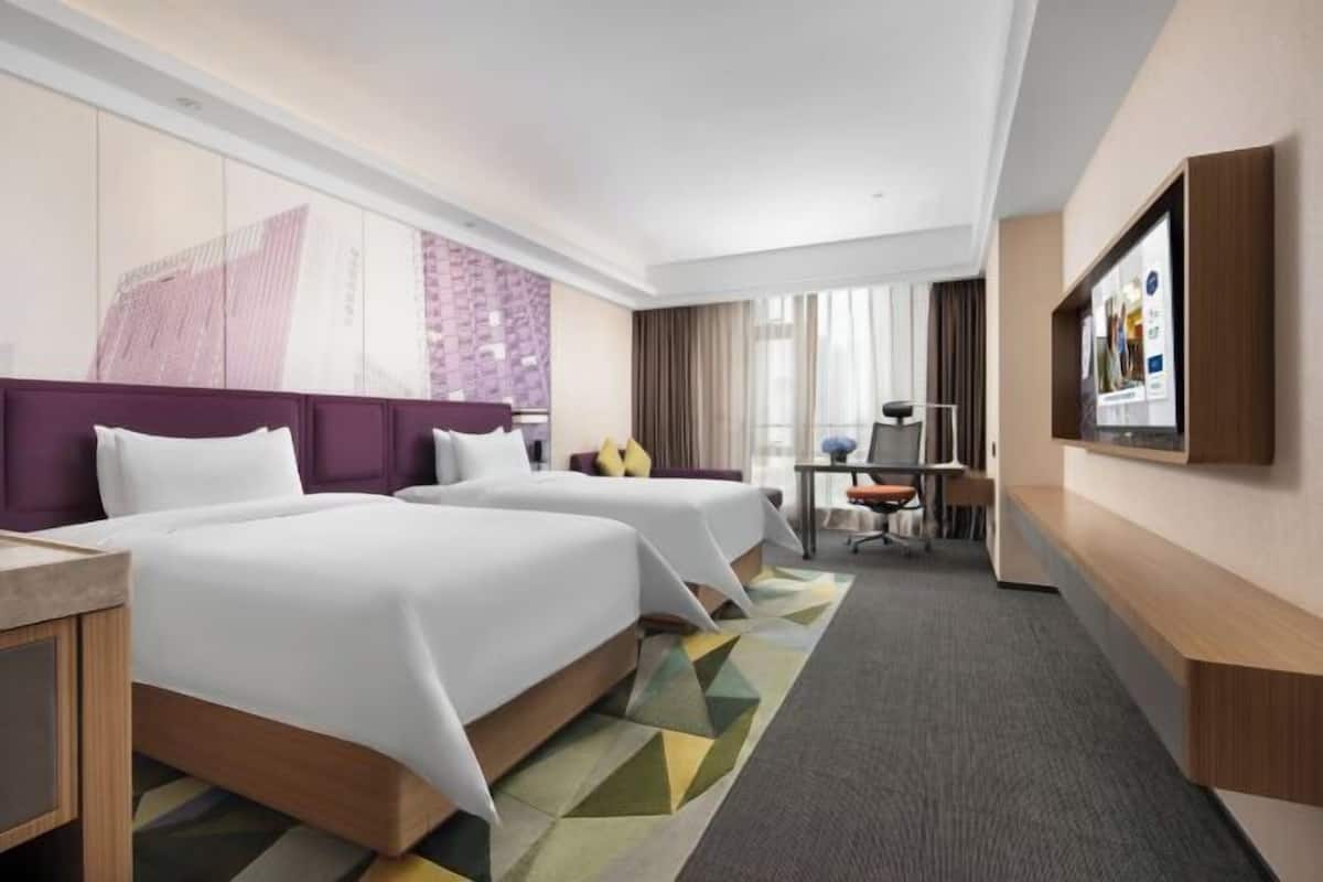 Luxe beddengoed, een minibar, een bureau, verduisterende gordijnen