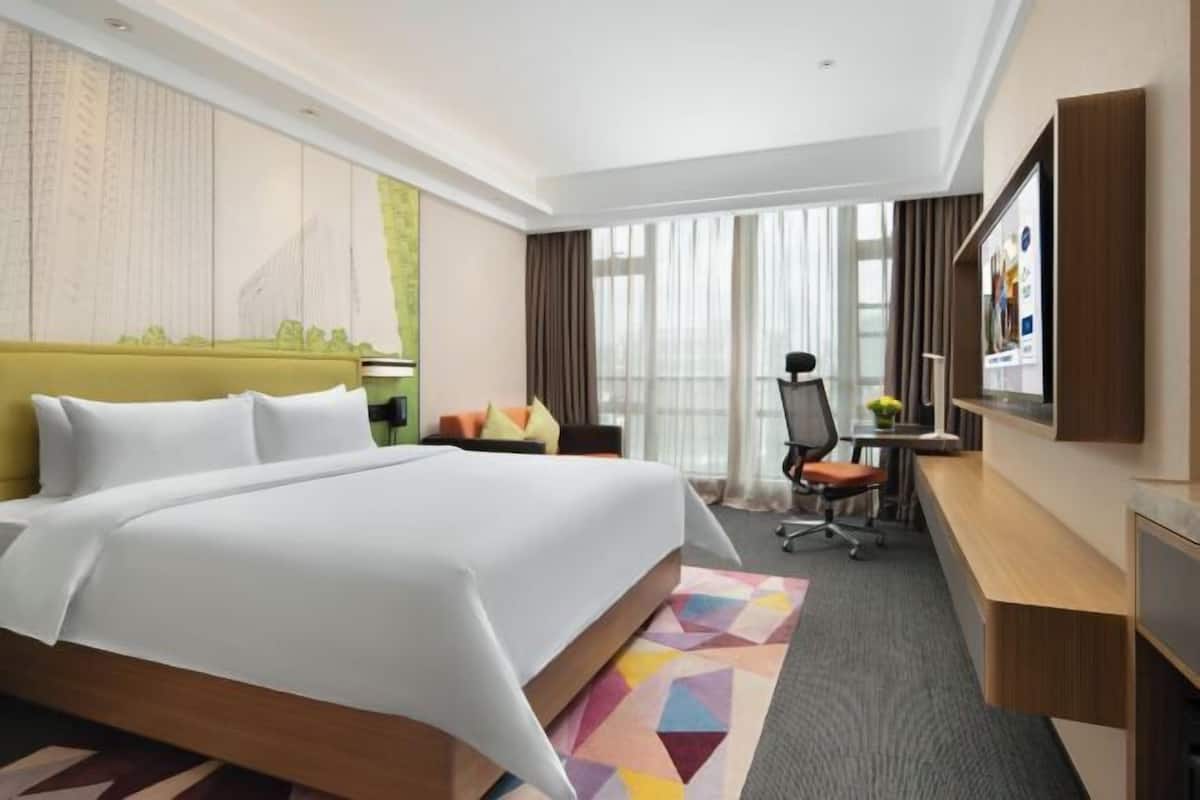 Luxe beddengoed, een minibar, een bureau, verduisterende gordijnen