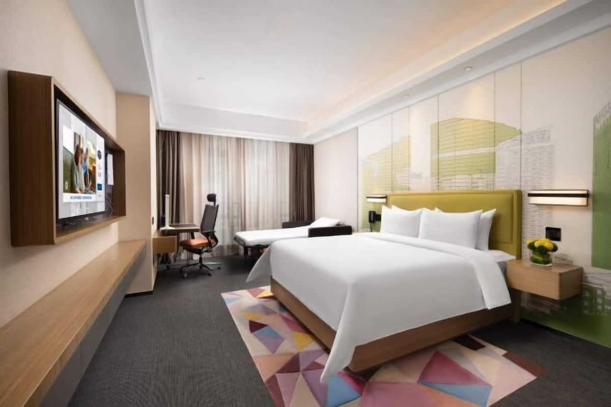 Premium bedding, minibar, desk, blackout curtains