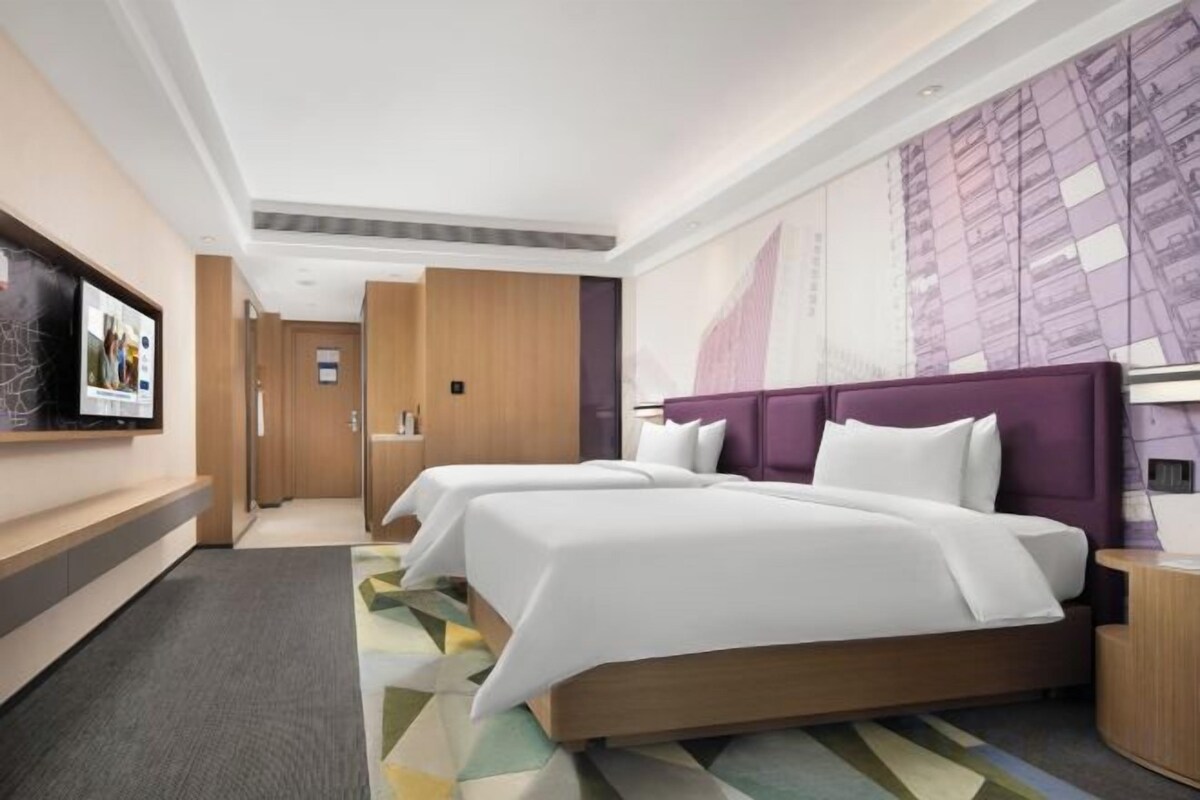 Premium bedding, minibar, desk, blackout curtains