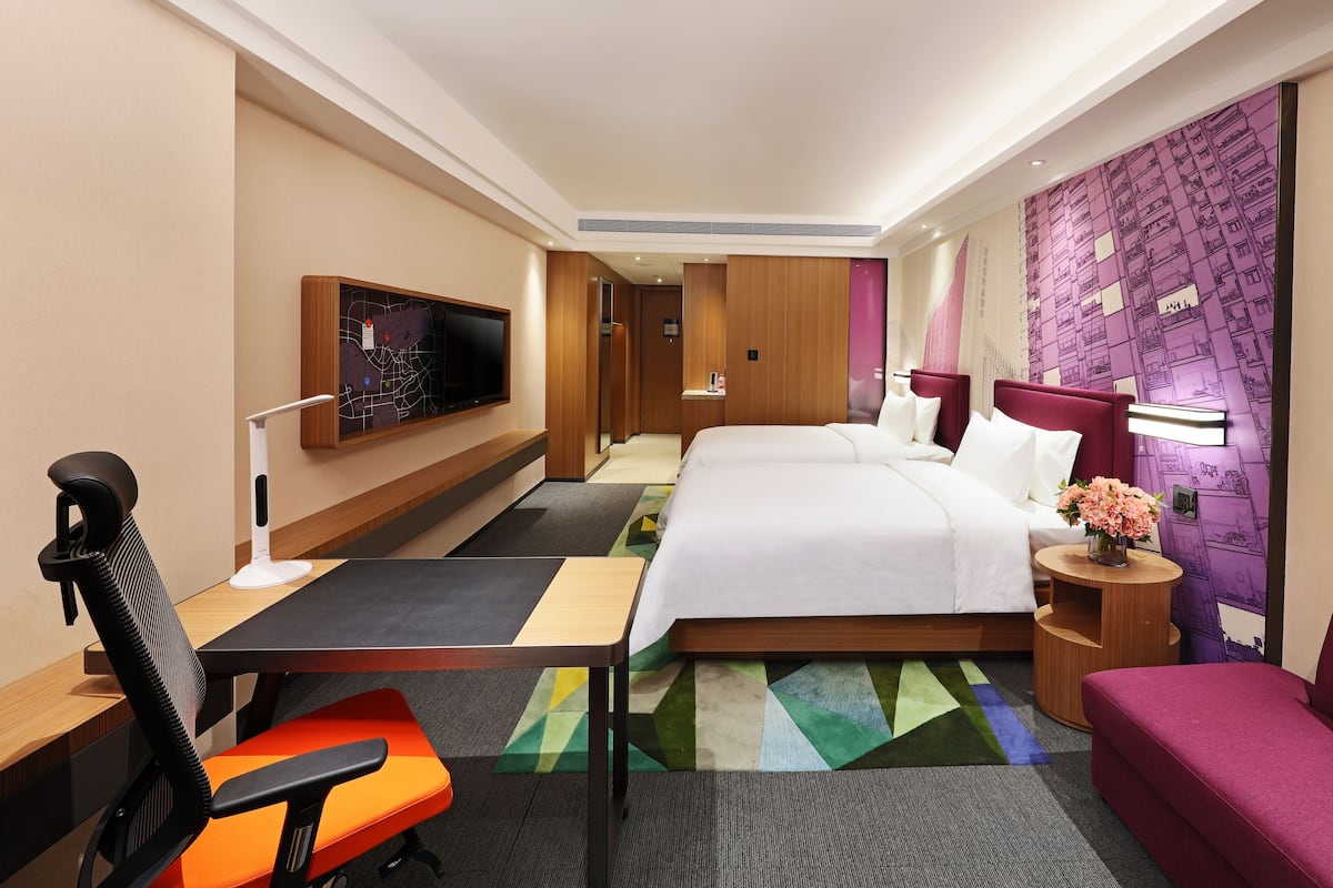 Deluxe Twin kamer | Luxe beddengoed, een minibar, een bureau, verduisterende gordijnen
