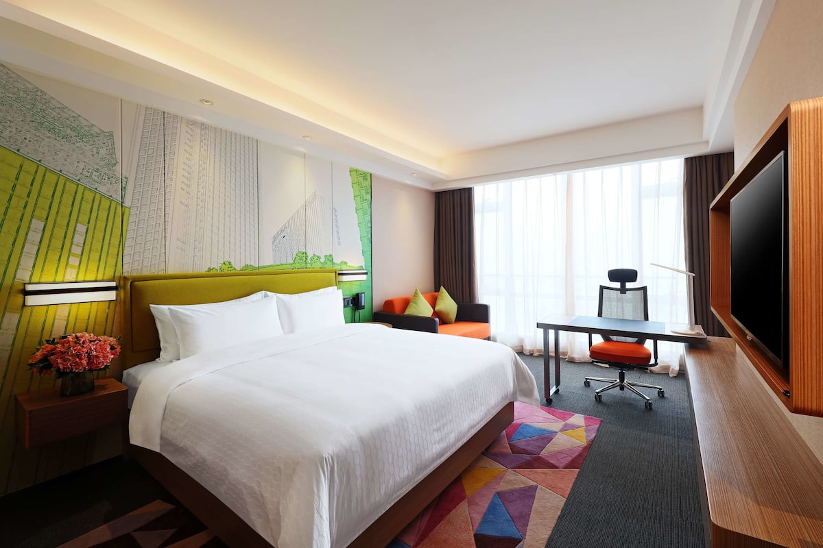 Luxe beddengoed, een minibar, een bureau, verduisterende gordijnen