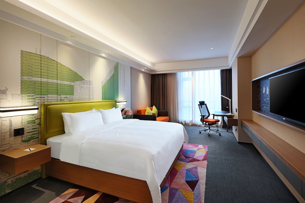 Superior tweepersoonskamer | Luxe beddengoed, een minibar, een bureau, verduisterende gordijnen