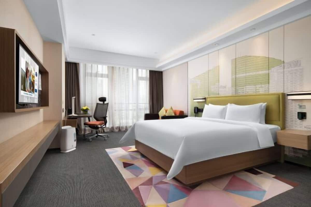 Luxe beddengoed, een minibar, een bureau, verduisterende gordijnen