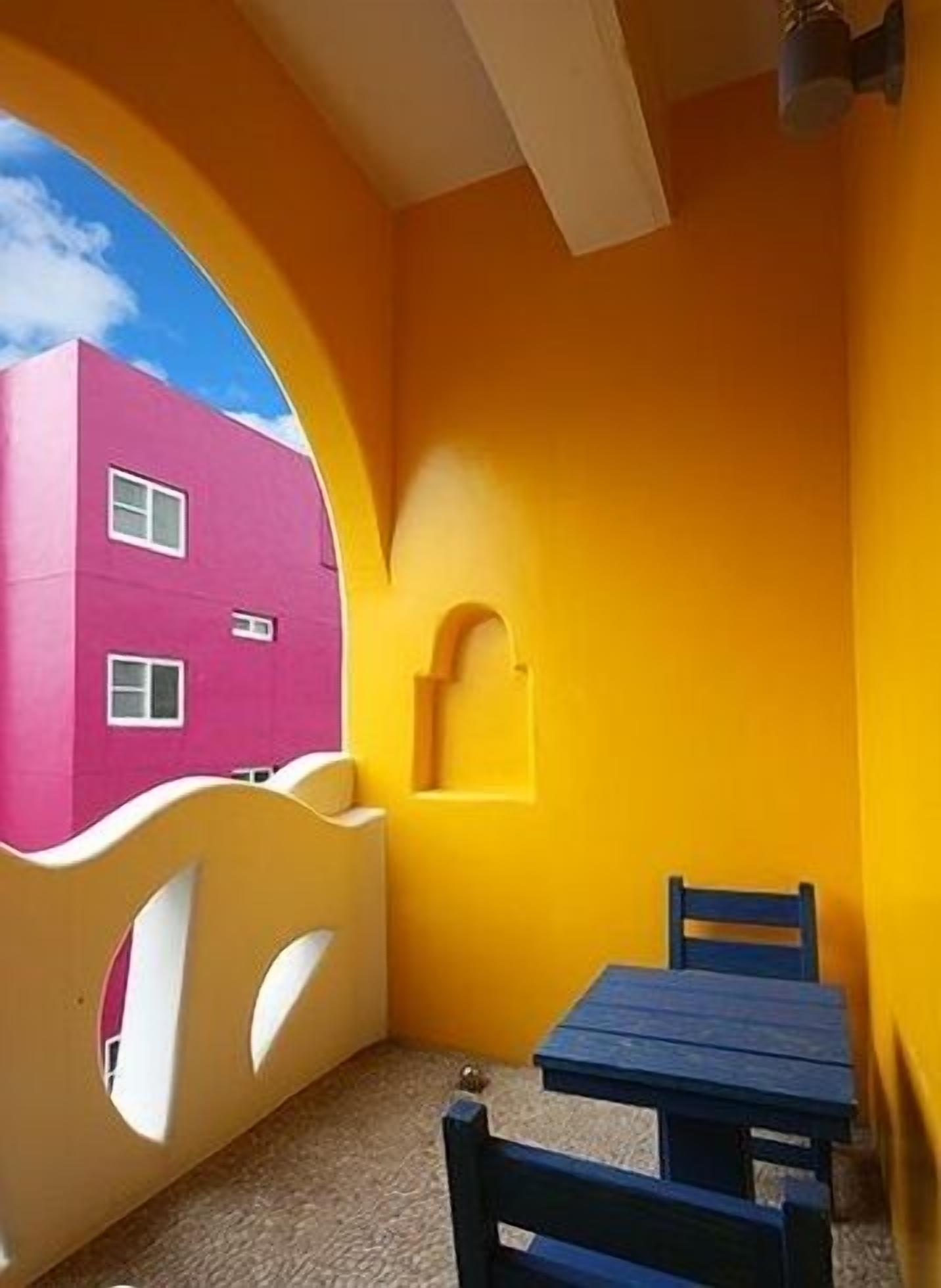 Phòng 4 tiện nghi đơn giản (Greece) | Trang trí khác biệt, trang bị nội thất với thiết kế riêng biệt, bàn 