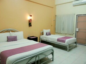 Triple Room | Minibar, meja kerja, dan Wi-Fi gratis