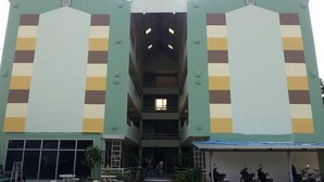 A multi-story building with a central entrance and a covered parking area. - Lamphun Place (Lamphun)