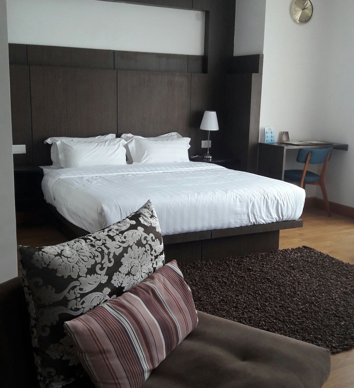 ميني بار وخزنة داخل الغرفة وتجهيزات عازلة للصوت وأسرّة مجانية قابلة للطي