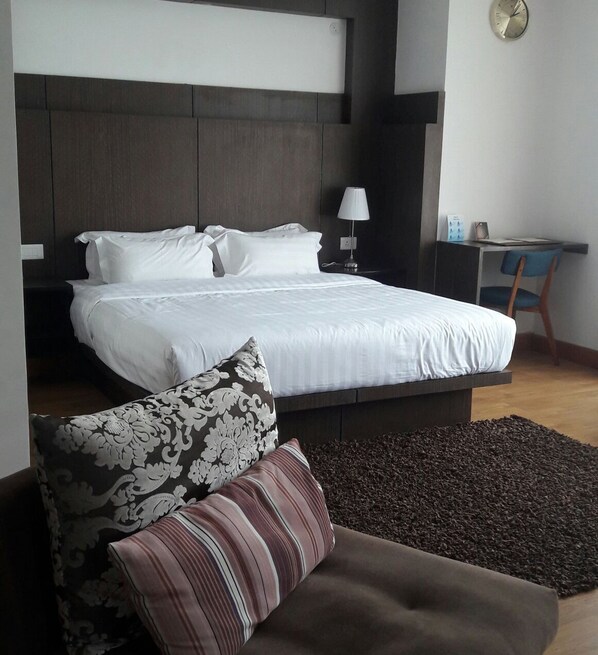 Deluxe-Doppel- oder -Zweibettzimmer, 1 Doppelbett | Minibar, Zimmersafe, schallisolierte Zimmer, kostenlose Zustellbetten