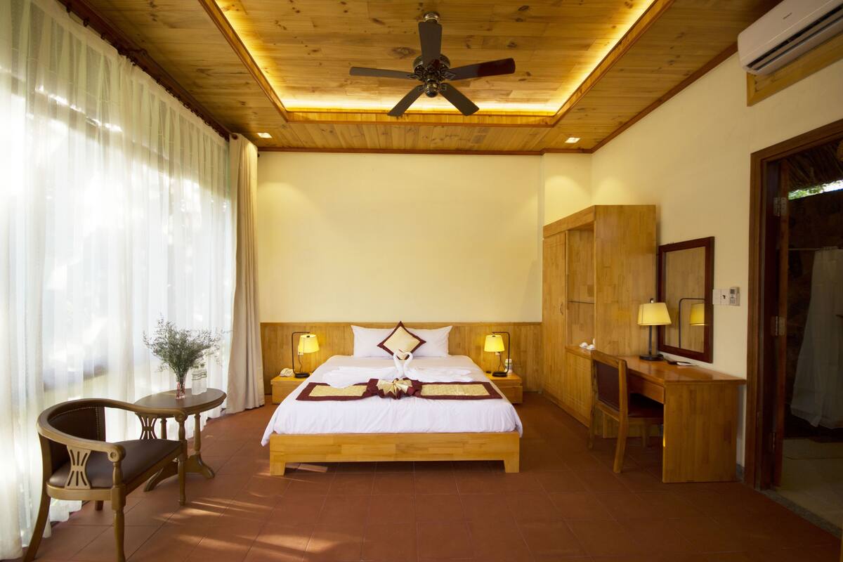 Minibar, in-room safe, desk, rollaway beds (surcharge)