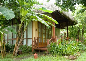 Bungalow Deluxe, vista al jardín | Terraza o patio