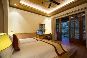 Minibar, coffres-forts dans les chambres, bureau