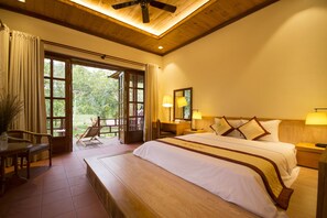 Minibar, coffres-forts dans les chambres, bureau